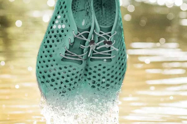 Barefoot shoes made from algae-based foam