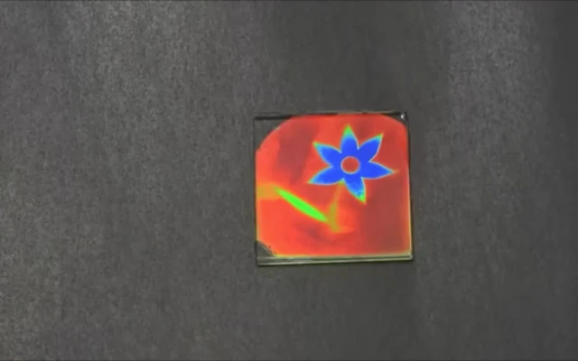 New material changes colour under the influence of moisture