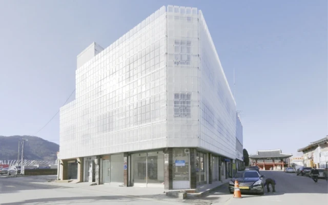 A flexible façade consisting of 1,500 plastic baskets
