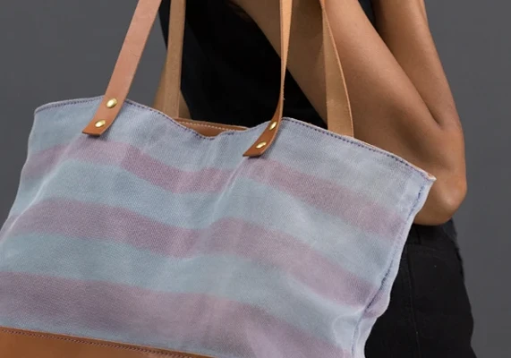 Always have a matching outfit with smartphone-controlled colour-changing e-fabric