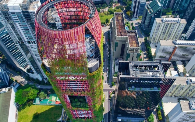 This skyscraper with aluminium mesh façade combines architecture and nature