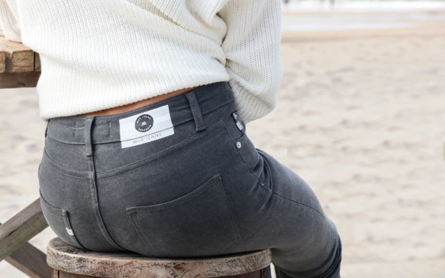 Lease jeans made with recycled denim