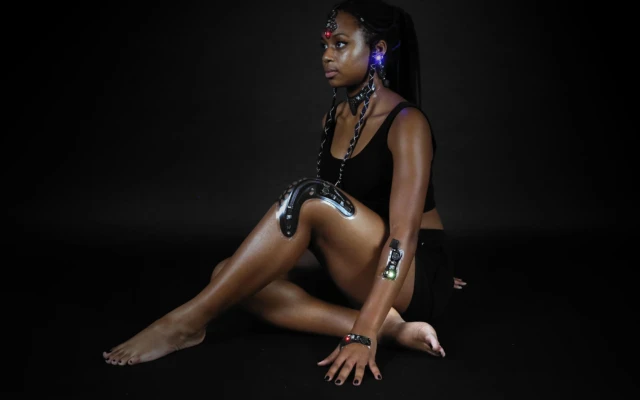 Untethered stretchable electronic bandages