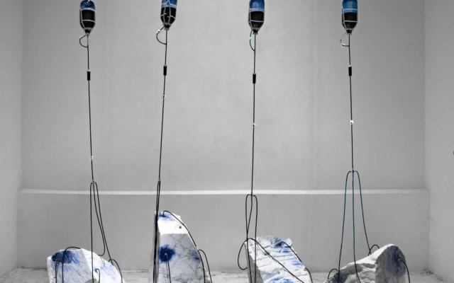 Dyeing marble inspired by counterfeit gemstone colouring