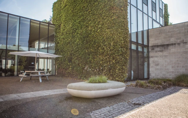 A rainwater collecting bench made with porous concrete