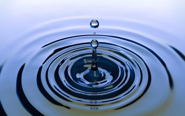 Lighting 100 LED bulbs with one drop of water