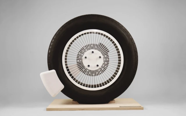 Capturing tire particles