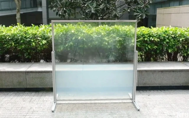 Saving energy with a smart liquid window
