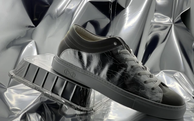 Shoes made of recycled household aluminium foil