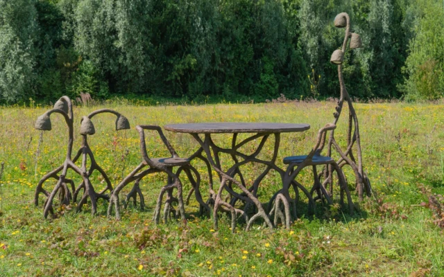 Furniture made of cellulose and lignin