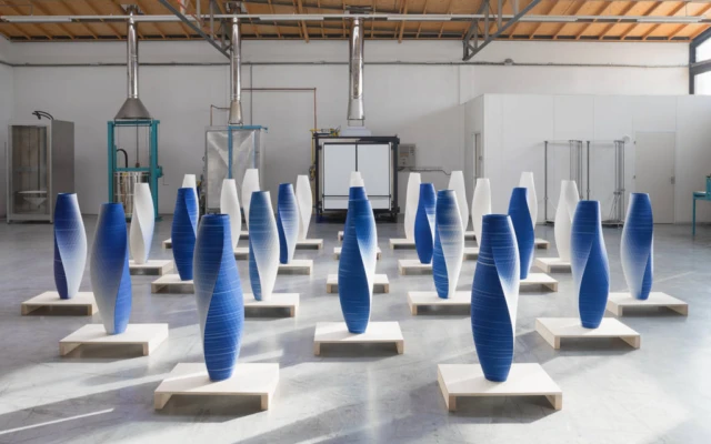 Large-scale 3D printed porcelain vases