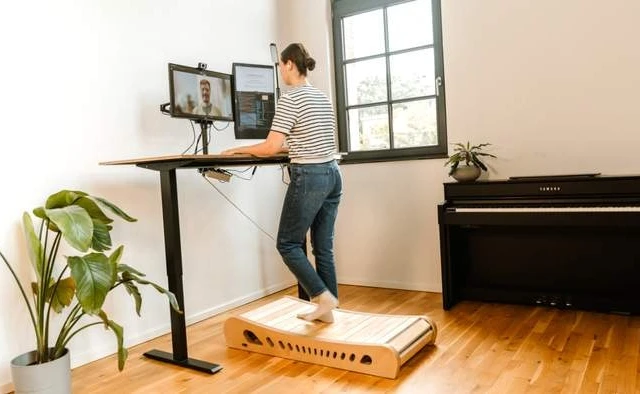The Office Walker: A Manual, Energy-Free Walking Pad for Modern Workspaces